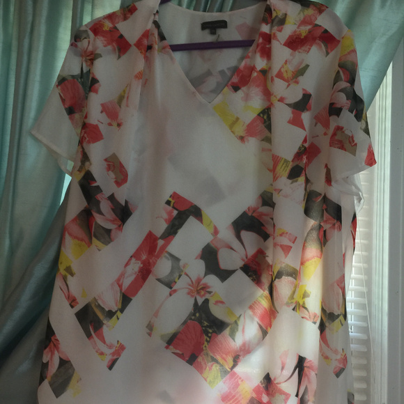 Vince Camuto Tops - Beauitful Top for Summer